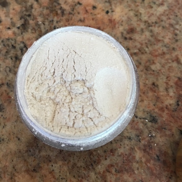 Sparkle dust eyeshadow - Picture 3 of 3